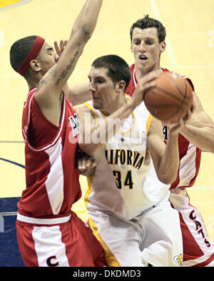 Mar 01, 2007 - BERKELEY, CA, USA - Cal's RYAN ANDERSON (34) is pressured by Arizona's Marcus Williams, left, and IVAN RADENOVIC during the first half at Hass Pavilion in Berkeley, Calif., on Thursday Mar.1, 2007. (Credit Image: © Ray Chavez/Oakland Tribune/ZUMA Press) RESTRICTIONS: USA Tabloid RIGHTS OUT! Stock Photo