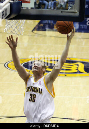 Mar 01, 2007 - BERKELEY, CA, USA - Cal's TAYLOR HARRISON  delivers two  against Arizona during the first half at Hass Pavilion in Berkeley, Calif., on Thursday Mar.1, 2007. (Credit Image: © Ray Chavez/Oakland Tribune/ZUMA Press) RESTRICTIONS: USA Tabloid RIGHTS OUT! Stock Photo