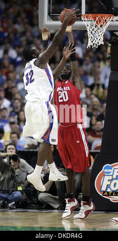 Apr 02, 2007 - Atlanta, GA, USA - GREG ODEN blocks CHRIS RICHARD' shot without jumping.  (Credit Image: © Damon Higgins/Palm Beach Post/ZUMA Press) RESTRICTIONS: USA Tabloid RIGHTS OUT! Stock Photo