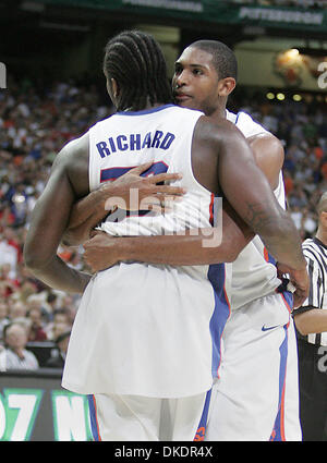 Apr 02, 2007 - Atlanta, GA, USA - AL HORFORD, r, hugs teammate CHRIS RICHARD. (Credit Image: © Damon Higgins/Palm Beach Post/ZUMA Press) RESTRICTIONS: USA Tabloid RIGHTS OUT! Stock Photo