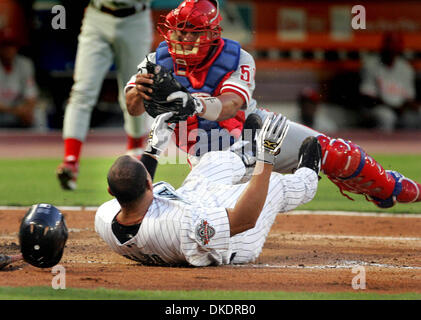 Miami Marlins catcher Miguel Olivo, right, talks to relief pitcher