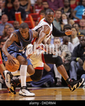 Apr 11, 2007 - Miami, FL, USA - Heats DWYANE WADE attempts a steal from Wizards #21 DONELL WALKER. (Credit Image: © Allen Eyestone/Palm Beach Post/ZUMA Press) RESTRICTIONS: USA Tabloid RIGHTS OUT! Stock Photo