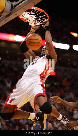 Apr 11, 2007 - Miami, FL, USA - Heats ALONZO MOURNING makes a jam on an assist from DWYANE WADE in the fourth quarter. (Credit Image: © Allen Eyestone/Palm Beach Post/ZUMA Press) RESTRICTIONS: USA Tabloid RIGHTS OUT! Stock Photo