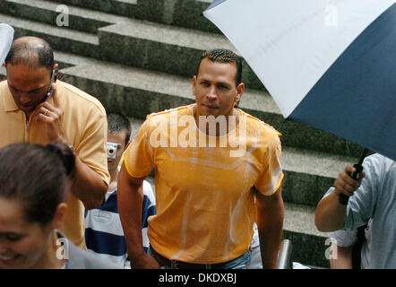 Jun 04, 2007 - Chicago, Illinois, USA - NY Yankees third baseman ALEX RODRIGUEZ tries to hide behind an umbrella as he exits the Cheesecake Factory after having lunch with Yankees closer Mariano Rivera.   (Credit Image: © Bryan Smith/ZUMA Press) RESTRICTIONS: New York City Papers RIGHTS OUT! Stock Photo