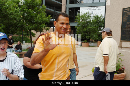 Jun 04, 2007 - Chicago, Illinois, USA - NY Yankees third baseman ALEX RODRIGUEZ waves as he arrives to US Cellular Field for the opening game of a four game series against the Chicago White Sox.  (Credit Image: © Bryan Smith/ZUMA Press) RESTRICTIONS: New York City Papers RIGHTS OUT! Stock Photo