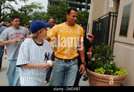 Jun 04, 2007 - Chicago, Illinois, USA - NY Yankees third baseman ALEX RODRIGUEZ is surrounded by fans as he arrives to US Cellular Field for the opening game of a four game series against the Chicago White Sox.  (Credit Image: © Bryan Smith/ZUMA Press) RESTRICTIONS: New York City Papers RIGHTS OUT! Stock Photo