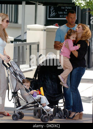 Jun 06, 2007 - Chicago, IL, USA - ALEX RODRIGUEZ looks on his wife CYNTHIA picks up their daughter Natasha while out in Chicago. Alex Rodriguez spent the afternoon having lunch and coffee with his family as rumors of an alleged affair with a blond stripper splashed across the headlines last week.  (Credit Image: © Bryan Smith/ZUMA Press) RESTRICTIONS: New York City Papers RIGHTS OU Stock Photo