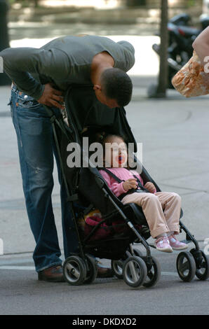 Jun 06, 2007 - Chicago, IL, USA - ALEX RODRIGUEZ speaks with his daughter Natasha while out in Chicago. Alex Rodriguez spent the afternoon having lunch and coffee with his family as rumors of an alleged affair with a blond stripper splashed across the headlines last week.  (Credit Image: © Bryan Smith/ZUMA Press) RESTRICTIONS: New York City Papers RIGHTS OUT!