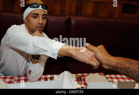 Jun 13, 2007 - Manhattan, NY, USA - Challenger PAULIE MALIGNAGGI greets a supporter as he speaks to the press. Gallagher's Steakhouse hosts a press conference promoting the IBF Junior Welterweight Championship bout as Paulie Maliginaggi, of Bensonhurst Brooklyn challenges veteran world titlist Lovemore N'dou this Saturday night, June 16 at Mohegan Sun Arena in Connecticut, the bout Stock Photo