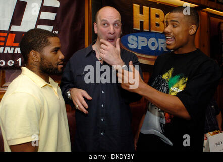 Jun 13, 2007 - Manhattan, NY, USA - Promoter LOU DIBELLA (C) separates undercard super middleweight fighters CURTIS STEVENS, of Brownsville (L) and ANDRE DIRRELL (R), the 2004 Olympic Bronz medalist following the press conference. Gallagher's Steakhouse hosts a press conference promoting the IBF Junior Welterweight Championship bout as Paulie Maliginaggi, of Bensonhurst Brooklyn ch Stock Photo