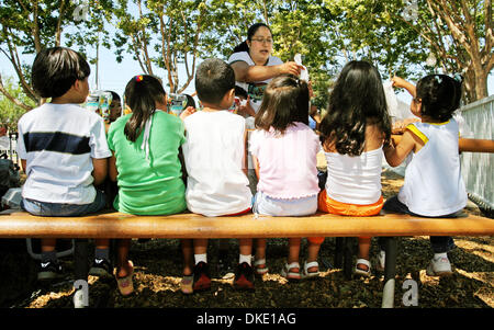 July 6th, 2007 - San Mateo, CA, USA - Ana Lopez, a teacher at the Intercommunal  Survivor School in San Mateo, hands out snacks to kids at the King Center, Friday, July 6, 2007. (Credit Image: © John Green/San Mateo County Times/ZUMA Press) Stock Photo