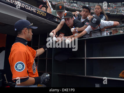 Derek Jeter congratulates his ex-teammate … Ichiro Suzuki