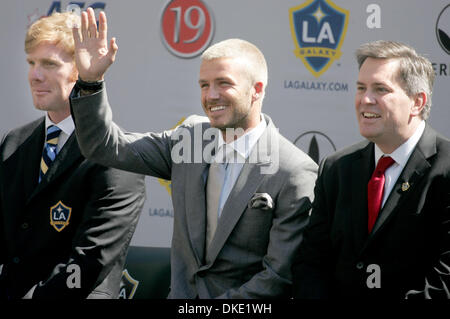 Jul 13, 2007 - Carson, CA, USA - DAVID BECKHAM, framed by Los Angeles Galaxy General Manager ALEXI LALAS, left, and AEG President and Chief Executive TIM LEIWEKE, right, waves to fans during his official presentation ceremony at the Home Depot Center in Carson, California. (Credit Image: © Branimir Kvartuc/ZUMA Press) Stock Photo