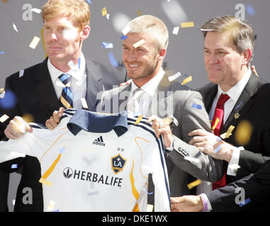 Jul 13, 2007 - Carson, CA, USA - DAVID BECKHAM, framed by Head Coach FRANK YALLOP, left, General Manager, ALEXI LALAS and AEG President and Chief Executive TIM LEIWEKE, right, shows off his new Los Angeles Galaxy jersey during his official presentation at the Home Depot Center in Carson, California. (Credit Image: © Branimir Kvartuc/ZUMA Press) Stock Photo