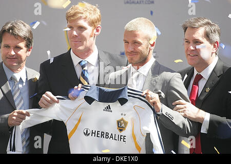 Jul 13, 2007 - Carson, CA, USA - DAVID BECKHAM, framed by Head Coach FRANK YALLOP, left, General Manager, ALEXI LALAS and AEG President and Chief Executive TIM LEIWEKE, right, shows off his new Los Angeles Galaxy jersey during his official presentation at the Home Depot Center in Carson, California. (Credit Image: © Branimir Kvartuc/ZUMA Press) Stock Photo