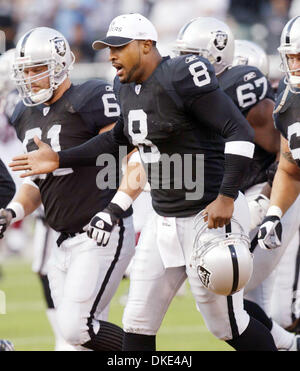 August 11th 2007 - Oakland, CA, USA - Oakland Raiders quarterback Daunte Culpepper heads to the sidelines before the start of a game against the Arizona Cardinals at McAfee Coliseum on Saturday, Aug. 11, 2007, in Oakland, Calif.  (Credit Image: © Jane Tyska/Oakland Tribune/ZUMA Press) Stock Photo