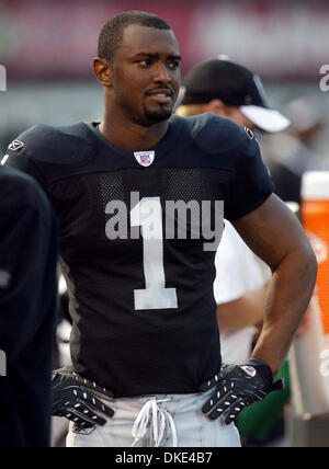 August 11th 2007 - Oakland, CA, USA - Oakland Raiders wide receiver Travis Taylor watches from the sidelines during an exhibition game against the Arizona Cardinals at McAfee Coliseum on Saturday, Aug. 11, 2007, in Oakland, Calif.(Credit Image: © Jane Tyska/Oakland Tribune/ZUMA Press) Stock Photo