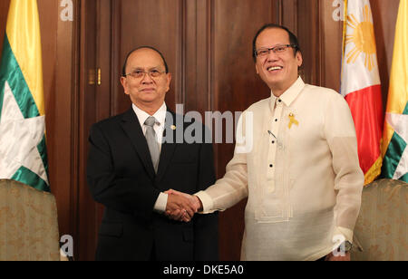 Manila, Philippines. 5th Dec, 2013. Philippine President Benigno S. Aquino III (R) welcomes Myanmar President U Thein Sein in Manila, the Philippines, Dec. 5, 2013. The Philippines and Myanmar will forge agreements on trade and investments and agriculture on Thursday, a senior government official said Wednesday. Credit:  Stringer/Xinhua/Alamy Live News Stock Photo