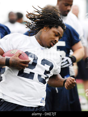 21 September 2008: Buffalo Bills' running back Marshawn Lynch rushes for  yardage in the first quarter against the Oakland Raiders at Ralph Wilson  Stadium in Orchard Park, NY. The Bills defeated the