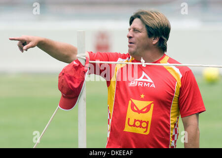 May 12, 2009 - Zapopan, Jalisco, Mexico - MIGUEL HERRERA, Head Coach of Tecos UAG soccer team, speaking to players during practices at the '3 de Marzo' stadium, prior to the encounter with the Pumas team in the quarterfinals of the Mexican soccer Tournament Clausura 2009. (Credit Image: © Alejandro Acosta/ZUMA Press) Stock Photo