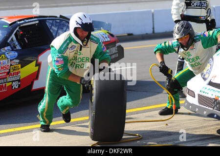 15 August 2009: Kenny Wallace's front tire carrier bring the old tire back to the wall in the US Border Patrol Chevrolet's final stop during Saturday's NASCAR Nationwide Series CarFax 250 at Michigan International Speedway in Brooklyn, Michigan. (Credit Image: © Southcreek Global/ZUMApress.com) Stock Photo