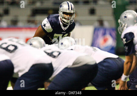 FOR SPORTS - Dallas Cowboys' linebacker Bradie James (center) eyes a play during practice Monday Aug. 17, 2009 at the Alamodome. (Credit Image: © San Antonio Express-News/ZUMA Press) Stock Photo