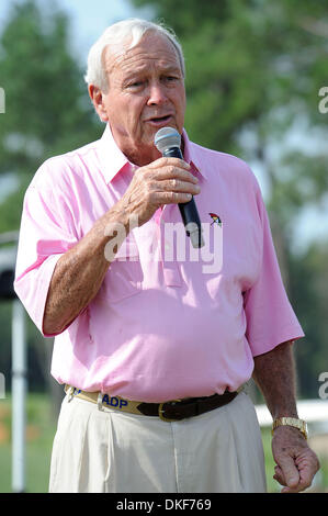 Aug 16, 2009; Raleigh, North Carolina, USA; Golf Legend ARNOLD PALMER takes part in the 2009 Jimmy V Celebrity Golf Classic that took place at the Lonnie Poole Golf Course located in the campus of North Carolina State University.  Arnold Palmer designed the golf course and took the inagural first swing and then toured the course. The Jimmy Valvano Foundation has raised over 12 mill Stock Photo