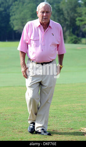 Aug 16, 2009; Raleigh, North Carolina, USA; Golf Legend ARNOLD PALMER takes part in the 2009 Jimmy V Celebrity Golf Classic that took place at the Lonnie Poole Golf Course located in the campus of North Carolina State University.  Arnold Palmer designed the golf course and took the inagural first swing and then toured the course. The Jimmy Valvano Foundation has raised over 12 mill Stock Photo