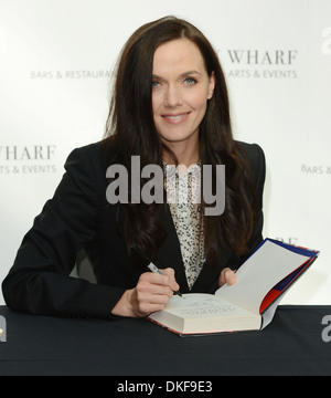 Team GB 2012 Olympic Gold Medalist Victoria Pendleton signs her book 'Between Lines: My Autobiography' at Waterstone's Canary Stock Photo