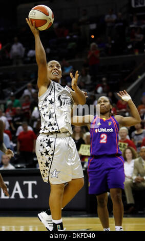 Los Angeles Sparks' Lisa Leslie (C) gathers her teammates as Temeka Johnson  pulls on her jersey in the waning minutes of Game 3 of their WNBA  first-round playoff series with the Seattle