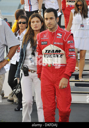 Jun 27, 2009 - Richmond, Virginia, USA - HELIO CASTRONEVES and his girlfriend ADRIANA HENAO during pre-race activities for the  IRL SunTrust Indy Challenge at Richmond International Raceway in Richmond, VA on June 27, 2009. (Credit Image: © Tina Fultz/ZUMA Press) Stock Photo