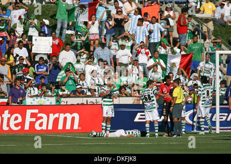 Jun 28, 2009 - Kansas City, Kansas, USA - Players from Club Santos Laguna talk with Referee Jose Gaspar Molina during the Santos Laguna vs Kansas City Wizards soccer match in the SuperLiga 2009 tournament play. Santos Laguna defeated the Kansas City Wizards 3-1 at CommunityAmerica Ballpark. (Credit Image: © Tyson Hofsommer/Southcreek Global/ZUMA Press) Stock Photo