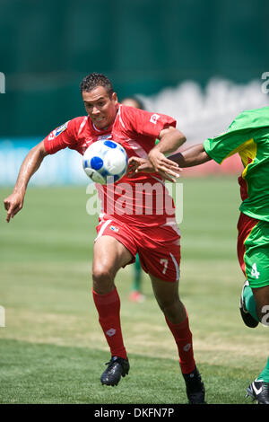 Jul 05, 2009 - Oakland, California, USA - Panama forward BLAS PEREZ holds off Guadeloupe defender CEDRIC AVINEL in CONCACAF Gold Cup Group C action at Oakland-Alameda County Coliseum. (Credit Image: © Matt Cohen/Southcreek Global/ZUMA Press) Stock Photo