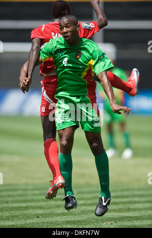 Jul 05, 2009 - Oakland, California, USA - Panama forward JOSE LUIS GARCES and Guadeloupe defender CEDRIC AVINEL clash in CONCACAF Gold Cup Group C action at Oakland-Alameda County Coliseum. (Credit Image: © Matt Cohen/Southcreek Global/ZUMA Press) Stock Photo