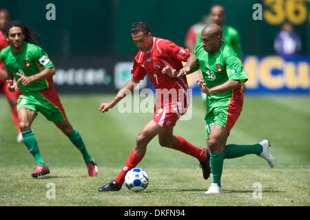 Jul 05, 2009 - Oakland, California, USA - Panama forward BLAS PEREZ holds off Guadeloupe defender THOMAS GAMIETTE in CONCACAF Gold Cup Group C action at Oakland-Alameda County Coliseum. (Credit Image: © Matt Cohen/Southcreek Global/ZUMA Press) Stock Photo