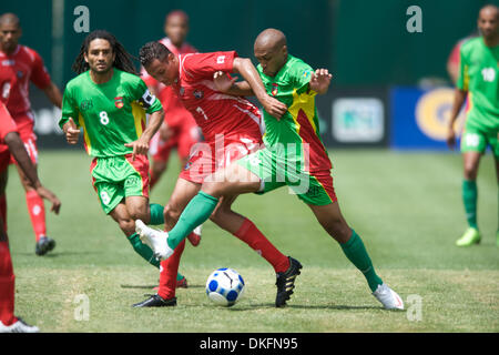 Jul 05, 2009 - Oakland, California, USA - Panama forward BLAS PEREZ holds off Guadeloupe defender THOMAS GAMIETTE in CONCACAF Gold Cup Group C action at Oakland-Alameda County Coliseum. (Credit Image: © Matt Cohen/Southcreek Global/ZUMA Press) Stock Photo