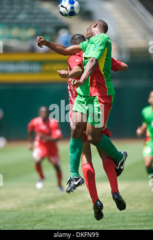 Jul 05, 2009 - Oakland, California, USA - Panama forward BLAS PEREZ and Guadeloupe defender CEDRIC AVINEL go up for the ball in CONCACAF Gold Cup Group C action at Oakland-Alameda County Coliseum. (Credit Image: © Matt Cohen/Southcreek Global/ZUMA Press) Stock Photo