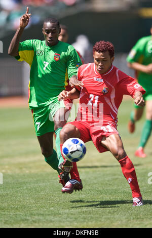 Jul 05, 2009 - Oakland, California, USA - Guadeloupe forward LOIC LOVAL and Panama midfielder ALMICAR HENRIQUEZ fight for the ball in CONCACAF Gold Cup Group C action at Oakland-Alameda County Coliseum. (Credit Image: © Matt Cohen/Southcreek Global/ZUMA Press) Stock Photo