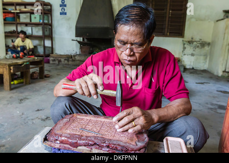 Local artisans creating artwork in Angkor, Siem Reap Province, Cambodia, Indochina, Southeast Asia, Asia Stock Photo