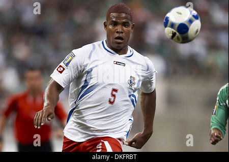 Jul 10, 2009 - Houston, Texas, USA - ROMAN TORRES (#5) of Panama vies for control of a deep pass  into Mexico territory.  Panama and Mexico tied 1-1 at Reliant Stadium. (Credit Image: © Diana Porter/Southcreek Global/ZUMA Press) Stock Photo