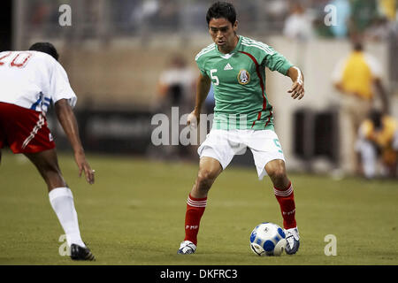 Jul 10, 2009 - Houston, Texas, USA - FAUSTO PINTO (#5) of Mexico squares off against ROLANDO ESCOBAR (#20) of Panama at midfield.  Panama and Mexico tied 1-1 at Reliant Stadium. (Credit Image: © Diana Porter/Southcreek Global/ZUMA Press) Stock Photo