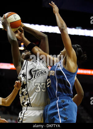 Silver Stars' Sophia Young (33) competes for a rebound with Washington Mystics' Alana Beard (20) in the second half at the AT&T Center on Tuesday, June 30, 2009.  Kin Man Hui/kmhui@express-news.net  (Credit Image: © San Antonio Express-News/ZUMA Press) Stock Photo