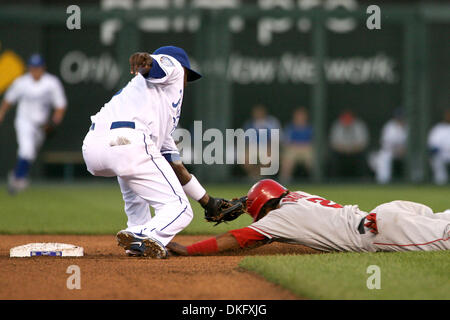 Jul 22, 2009 - Kansas City, Missouri, USA - Los Angeles Angels' ERICK AYBAR gets tagged out by Kansas City Royals' YUNIESKY BETANCOURT to end their 4th inning . The Los Angeles Angels defeated the Kansas City Royals 9-6 at Kauffman Stadium in Kansas City, MO. (Credit Image: © Tyson Hofsommer/Southcreek Global/ZUMA Press) Stock Photo