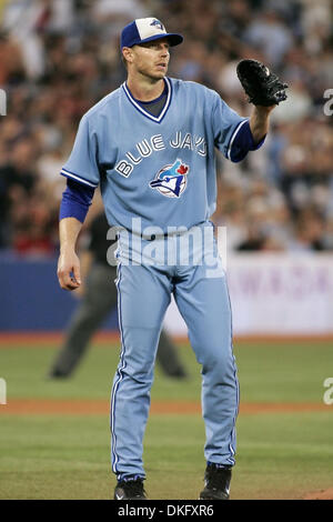 25 August 2009: Tampa Bay Rays third baseman Evan Longoria unsuccessfully  slides into 2nd base against the Toronto Blue Jays at the Rogers Centre in  Toronto, ON. The Rays beat the Blue