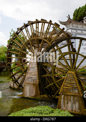 Water mill in the Old Town, Lijiang, UNESCO World Heritage Site, Yunnan Province, China, Asia Stock Photo