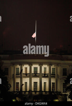Washington DC, USA. 5th December 2013. The flag is flown at half-staff to mourn the death of former South African President Nelson Mandela at the White House in Washington DC, capital of the United States, Dec. 5, 2013. (Xinhua/Fang Zhe/Alamy Live News)  Stock Photo