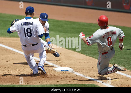 Victorino homers, drives in 4 as Phils top Brewers