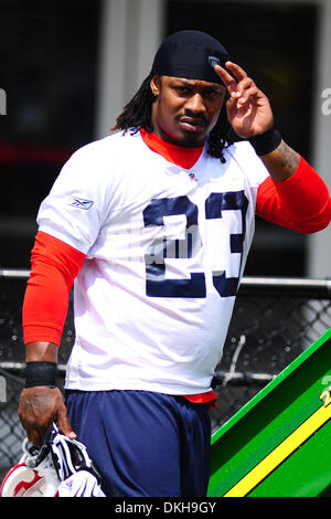 Buffalo Bills runningback Marshawn Lynch waves to the crowd as he gets  ready for practice during training camp at St. John Fisher College in  Rochester, NY. (Credit Image: © Michael Johnson/Southcreek  Global/ZUMApress.com