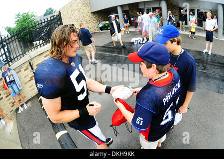 Buffalo Bills linebacker Paul Posluszny signs for some fans after Wednesday's practice at St. John Fisher College in Rochester, NY. (Credit Image: © Michael Johnson/Southcreek Global/ZUMApress.com) Stock Photo