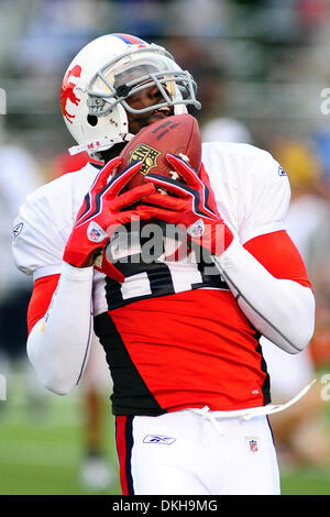 Buffalo Bills wide reciever Terrell Owens makes the catch during passing drills at Thursday nights practice  at St. John Fisher College in Rochester, NY (Credit Image: © Michael Johnson/Southcreek Global/ZUMApress.com) Stock Photo